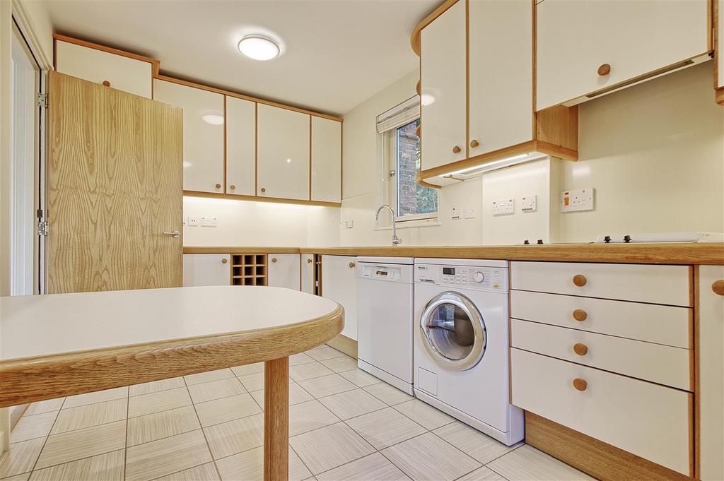 Kitchen 2.jpg