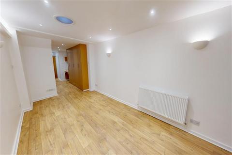 Studio to rent, Smarts Lane Mew, Smarts Lane, Loughton, IG10