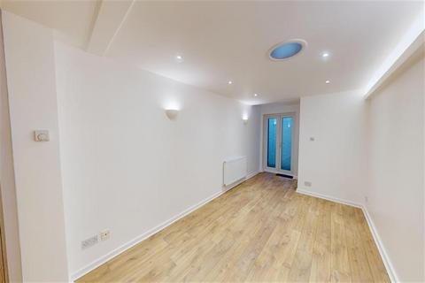 Studio to rent, Smarts Lane Mew, Smarts Lane, Loughton, IG10