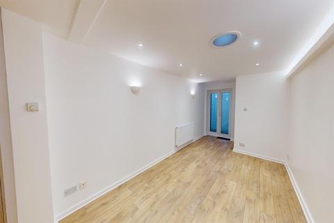 Studio to rent, Smarts Lane Mew, Smarts Lane, Loughton, IG10