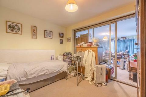 2 Elmcroft, Datchet, Slough, SL3 9DS