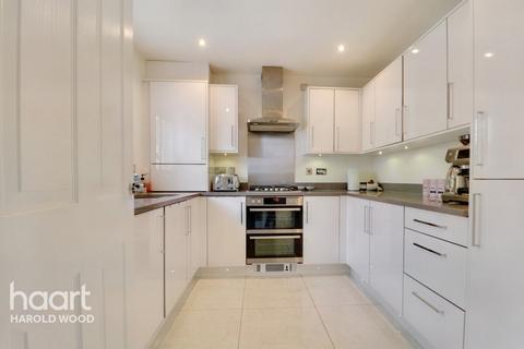3 Leaf Hill Drive, Romford, RM3 7FA