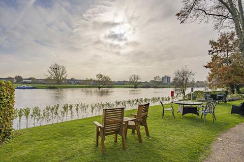 2 bedroom flat for sale, Thames Close, Hampton TW12