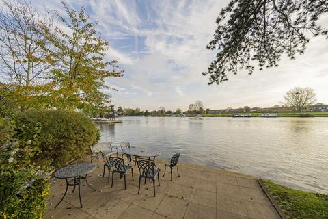 2 bedroom flat for sale, Thames Close, Hampton TW12