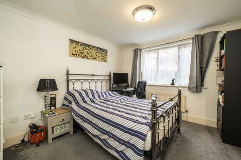 2 bedroom flat for sale, Thames Close, Hampton TW12