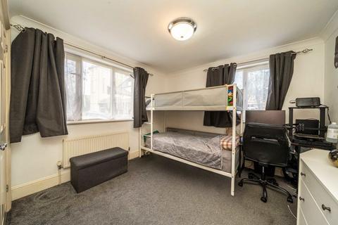 2 bedroom flat for sale, Thames Close, Hampton TW12