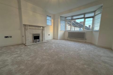 2 bedroom flat to rent, Ruskin Court, Winchmore Hill, N21