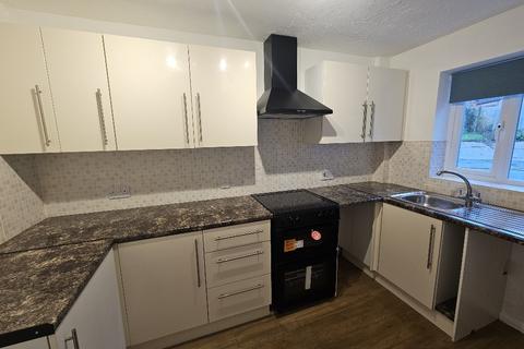 2 bedroom end of terrace house to rent, Frensham Close