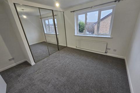 2 bedroom end of terrace house to rent, Frensham Close