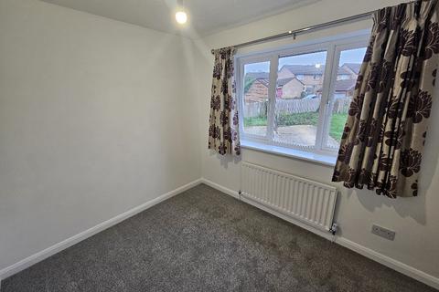 2 bedroom end of terrace house to rent, Frensham Close