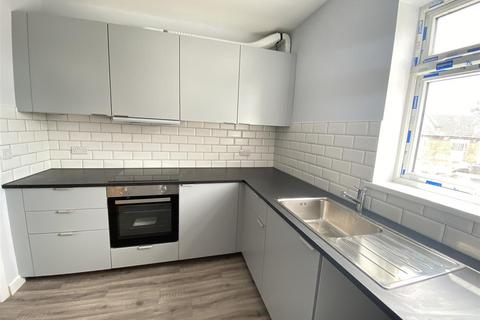 2 bedroom flat to rent, Old Road West, Gravesend