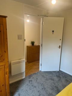 1 bedroom in a house share to rent, Curran Close, Uxbridge UB8