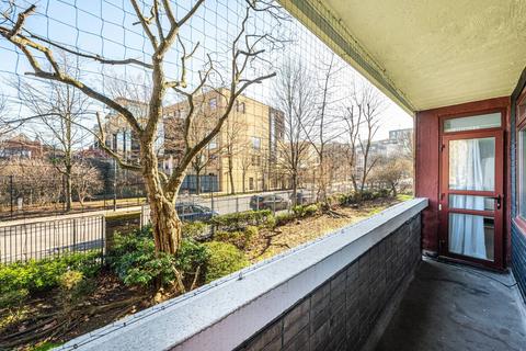 3 bedroom flat for sale, Priory Green, Islington, London, N1