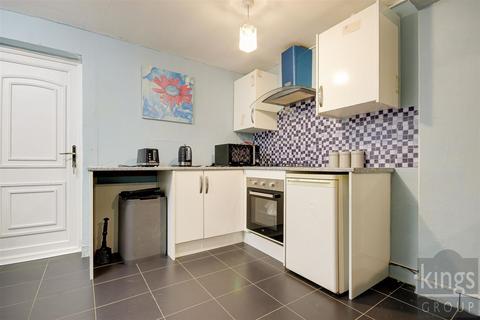 20 Warren Close, London, N9 8QE