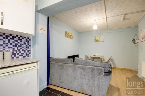 20 Warren Close, London, N9 8QE