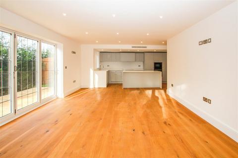 2 bedroom apartment to rent, Shenfield Road, Shenfield