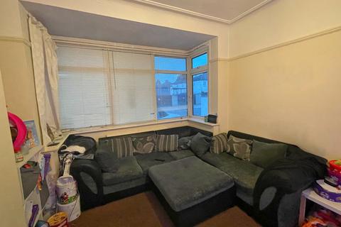 3 bedroom semi-detached house to rent, Wentworth Road, Southend on Sea SS2