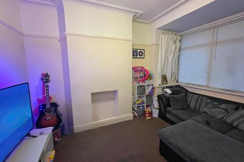 3 bedroom semi-detached house to rent, Wentworth Road, Southend on Sea SS2