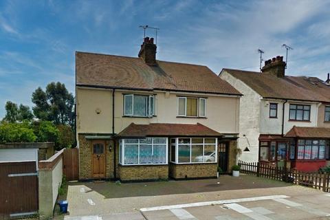 3 bedroom semi-detached house to rent, Wentworth Road, Southend on Sea SS2