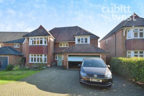 4 bedroom detached house to rent, Pondside Close, Crawley, RH10