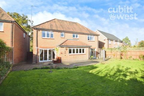 4 bedroom detached house to rent, Pondside Close, Crawley, RH10