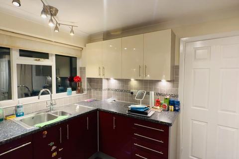 4 bedroom detached house to rent, Raikes Lane, Birstall, Batley