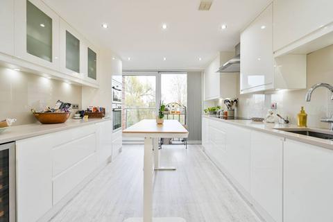 Holland Gardens, Brentford, TW8