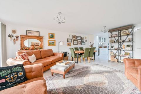 Holland Gardens, Brentford, TW8