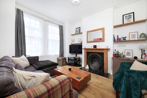 2 bedroom flat for sale, Queenstown Road, London