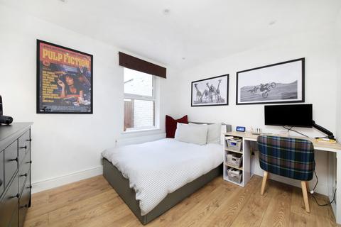 2 bedroom flat for sale, Queenstown Road, London