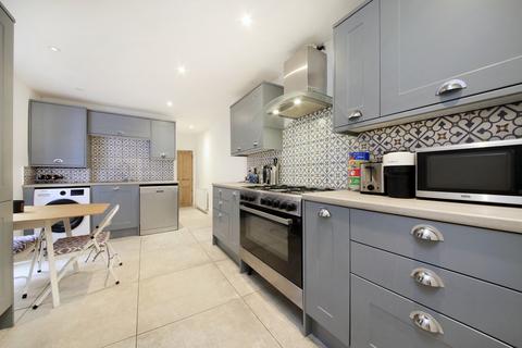 2 bedroom flat for sale, Queenstown Road, London