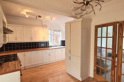 3 bedroom house to rent, Tiverton Drive, New Eltham SE9