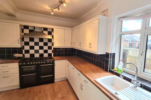 3 bedroom house to rent, Tiverton Drive, New Eltham SE9