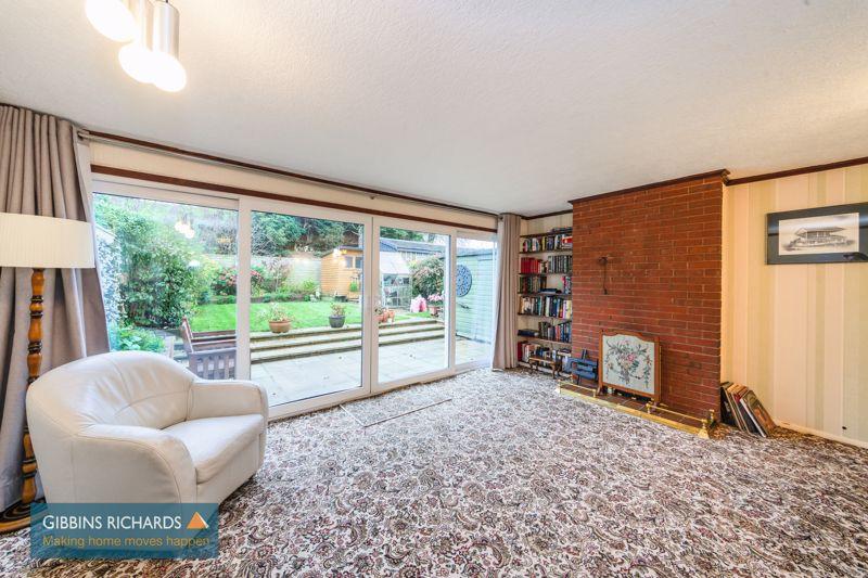 https://media.onthemarket.com/properties/16147543/1518736247/image-4-1024x1024.jpg