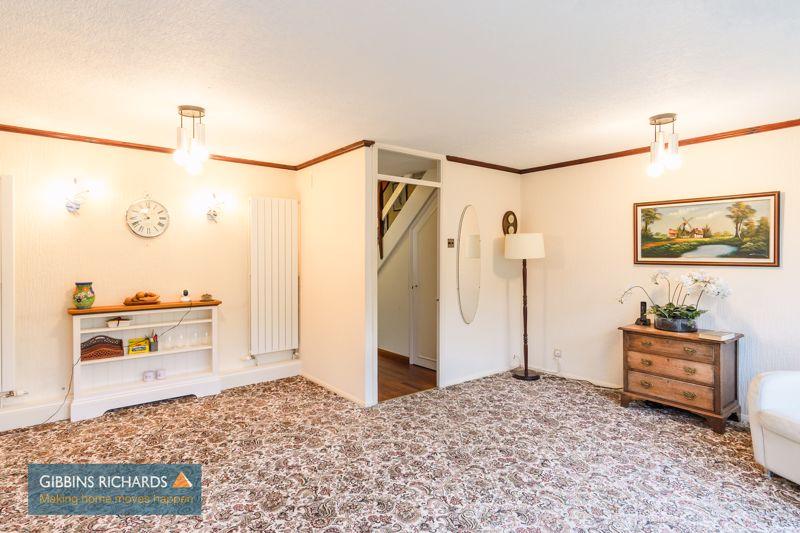 https://media.onthemarket.com/properties/16147543/1518736247/image-6-1024x1024.jpg