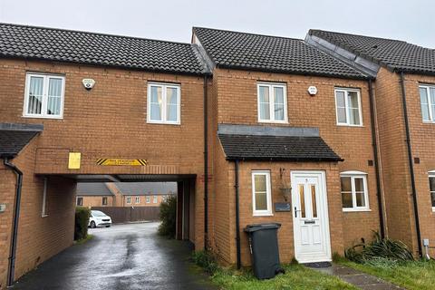 3 bedroom townhouse to rent, Hill Royd Close, Illingworth, Halifax