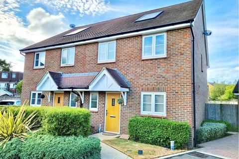 3 bedroom semi-detached house to rent, Westhill Close