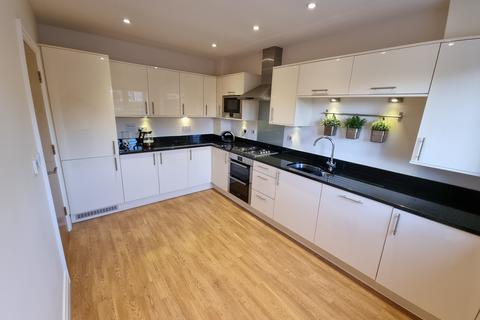 3 bedroom semi-detached house to rent, Westhill Close