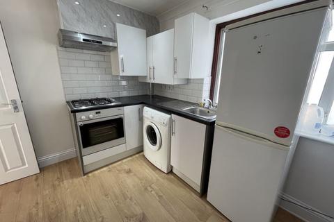 3 bedroom apartment to rent, North Road, Southall, UB1