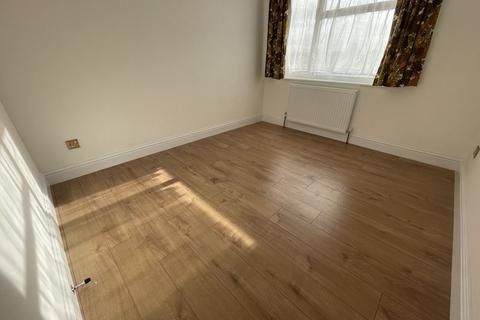 3 bedroom apartment to rent, North Road, Southall, UB1