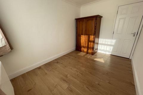 3 bedroom apartment to rent, North Road, Southall, UB1