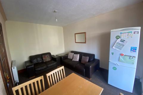 4 bedroom property to rent, Warwick Avenue, Beeston