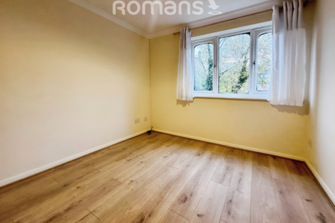 2 bedroom apartment to rent, Abercromby Avenue