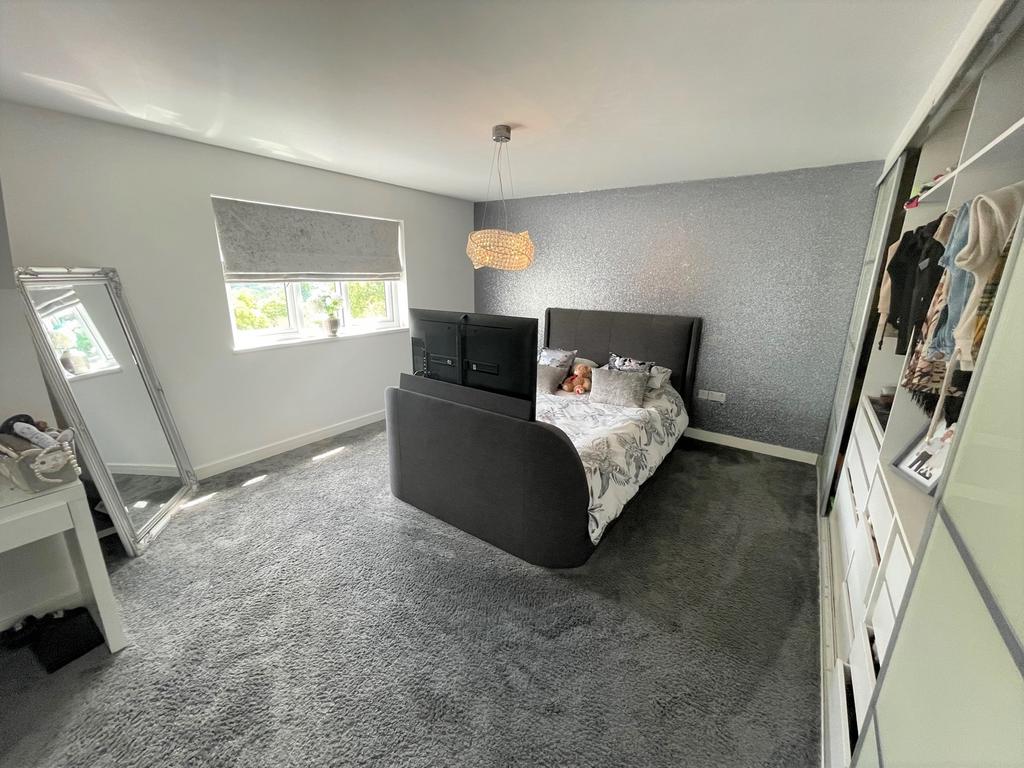 Master bedroom e