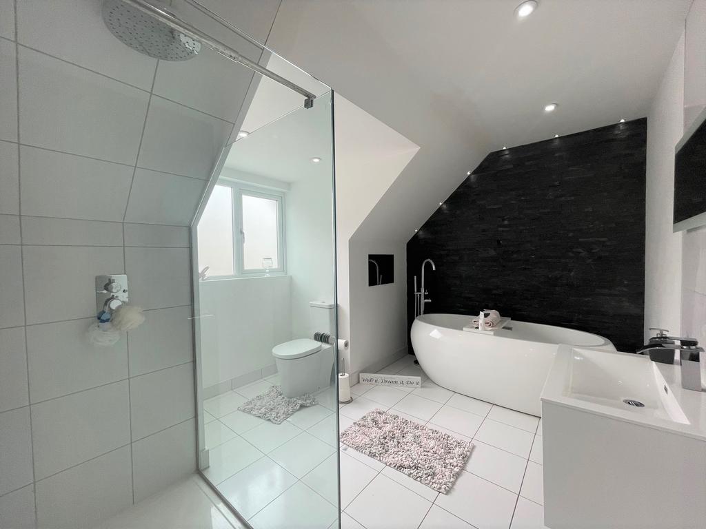 Family bathroom c