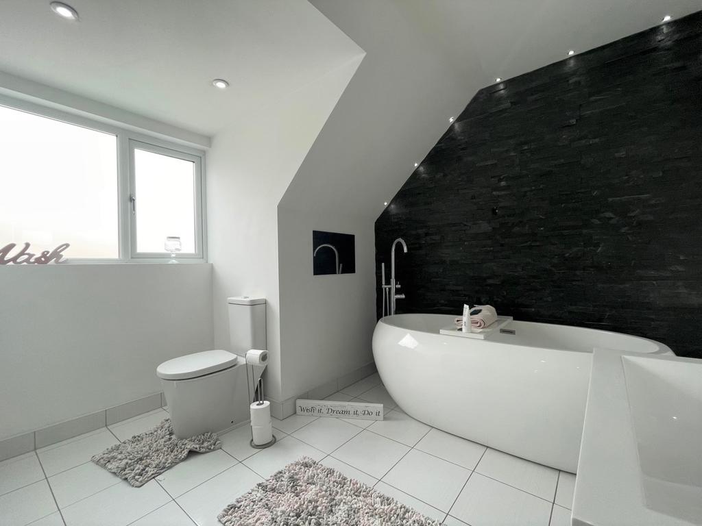 Family bathroom d