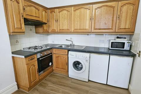 2 bedroom flat to rent, High Road, London