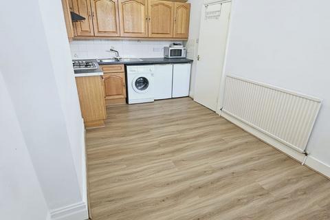 2 bedroom flat to rent, High Road, London