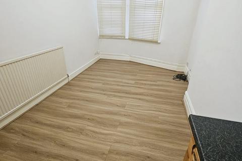 2 bedroom flat to rent, High Road, London