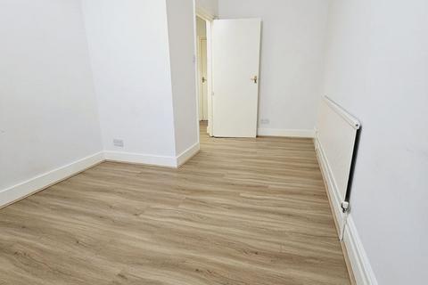 2 bedroom flat to rent, High Road, London